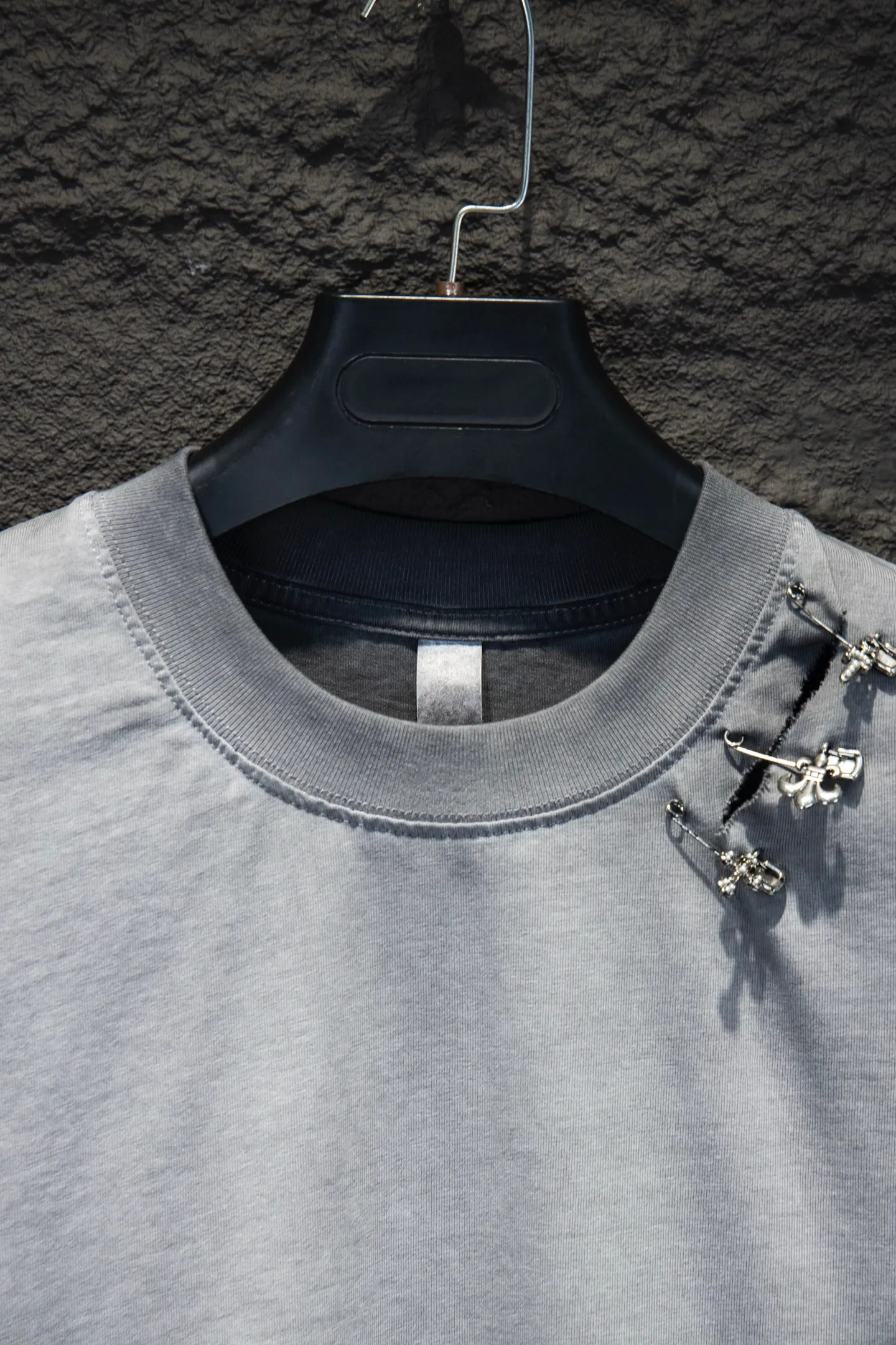 P200 🆕Chrome Hearts os version is really charming and Chrome Hearts is really a must-have. Each season's new version is made to the extreme. It is very practical and can be worn casually. Nice✔️ - ⚠️100% cotton. Made of 32-count double yarn, 260-gram weight fabric and imported knitted carded cotton. The thickness is moderate, drapey and contoured, and the upper body is comfortable! ! It is very tolerant to fat body types and can instantly lose five pounds after wearing it!  Front panel #Back panel Simple elements# The English letters are arranged artistically. Imported Tajima high-density heavy-duty embroidery technology. The font is three-dimensional and full. The letters are embroidered by imported machines after adjusting according to the original details. The thickness is moderate. The hardware is imported hardware accessories. The body is washed, fried and frayed, and hand-made elements are added, which greatly increases the interest of the clothing; unique visual effects. The special fraying effect creates a unique distressed effect. The addition of handmade elements to the body greatly increases the interest of the clothing; it has a unique visual effect. After special fraying effect treatment, a unique distressed effect is formed. An irregular hem is added to the version. This year, Crow Heart is focusing on the version. In the past two years, the oversize version has become the focus of the trend. It has also been a popular staple in the past two years. The change of designers has made this brand an instant hit. The progressive fashion of the times also needs the blood impact of fresh elements and trendy designs in order to continue its glory! It’s stylish both inside and outside, a must-have for high street travel! An absolute "eye-catching style" that can match couples 💏 Color: washed black, fried gray Size: S M L XL